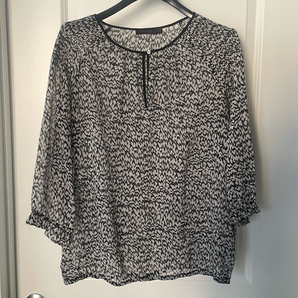 The Limited Women’s 3/4 sleeve sheer blouse Size XL Black and white pattern
